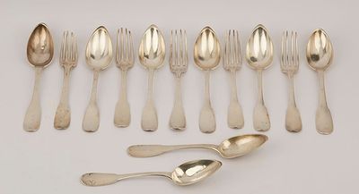 a lot of spoons and spoon spoons on the table