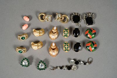 de nombreux types de boucles d'oreilles et de bagues posés sur la table