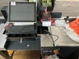 un ordinateur portable posé sur une table