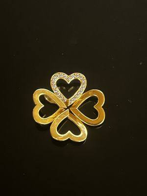 Pendentif trèfle ajouré en cœur en or jaune 18K, partiellement orné de - Photo 1