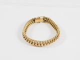 un bracelet en chaîne d'or avec un fermoir carré