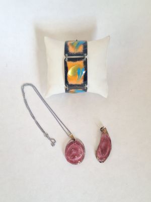 deux bijoux posés sur une surface blanche