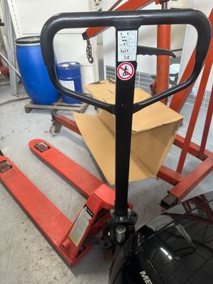 une image représentant un chariot élévateur avec une caisse dessus