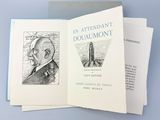 un livre ouvert sur lequel figure le dessin d'un homme en costume-cravate