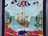 une écharpe bleue et blanche sur laquelle est représenté un bateau pirate