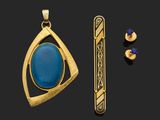 deux pendentifs en or et en turquoise et une paire de boucles d'oreilles