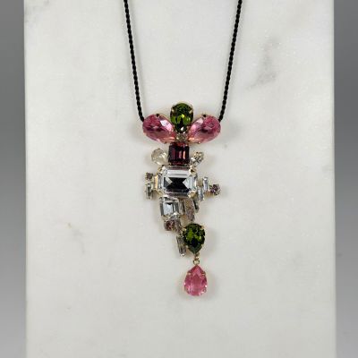 Collier composé d'un pendentif en tourmaline rose et en tourmaline verte, monté sur un cordon noir