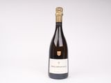 une bouteille de vin posée sur une table blanche