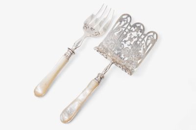 Lot comprenant deux couverts, le manche en nacre gravé d'un monogramme - Photo 1