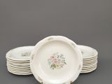 six assiettes blanches ornées de motifs floraux sont empilées les unes sur les autres