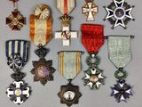 de nombreuses médailles exposées sur une table