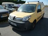 une camionnette jaune garée dans un parking