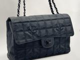 Sac à main Chanel en cuir matelassé noir, orné d'une tête de mort et d'os croisés