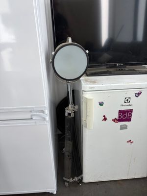 une télévision et un réfrigérateur dans une chambre