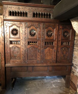 Meuble breton ancien à portes de lit clos en bois sculpté et…