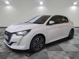 une voiture blanche est garée sur le sol à carreaux d'un garage