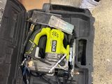 un outil qui se trouve dans la mallette, ouvert et prêt à l'emploi