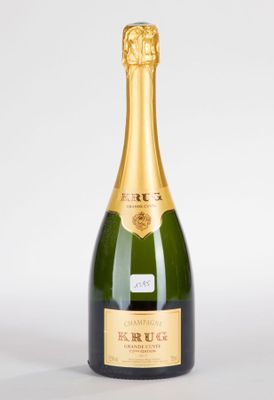 gros plan d'une bouteille de champagne sur fond blanc