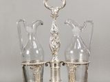 une image représentant une table en métal argenté avec deux vases et un bougeoir
