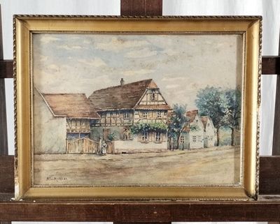 tableau représentant une maison posée sur un chevalet en bois, avec un rideau blanc en arrière-plan