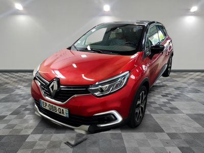 une voiture rouge garée dans un garage au sol en damier