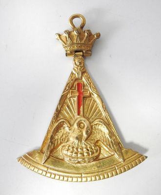 une image représentant une médaille d'or sur laquelle figure une croix rouge