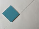 dessin représentant un carré avec un rectangle bleu sur fond blanc