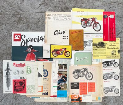 de nombreux types de brochures sur les motos, disposées par terre