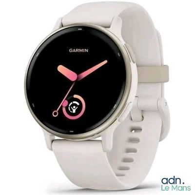 une montre blanche au cadran rose, au poignet blanc