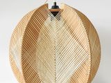 un gros plan d'un panier sur lequel est posée une lampe