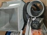 une boîte en carton contenant un certain nombre d'objets