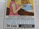 un livre sur lequel on voit une fille et un garçon en train de taper à la machine à écrire