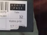 a label on the back of a jacket that says atout prix