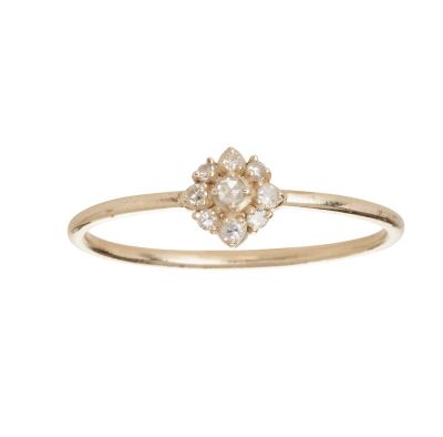 une bague en or jaune sertie d'un bouquet de diamants blancs