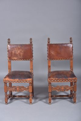 Suite de huit chaises en chêne reposant sur un piètement tou…