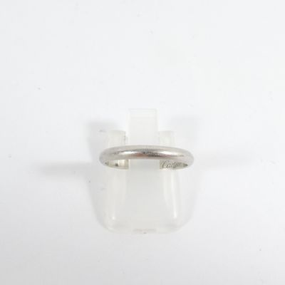 gros plan d'une bague en argent sur une surface blanche