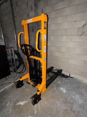 un gros plan sur un cariste dans un garage