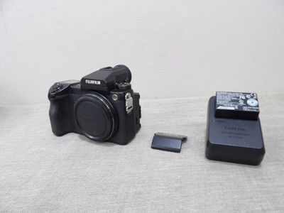 un appareil photo et une clé USB posés l'un à côté de l'autre sur une table