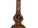 une horloge de parquet posée sur une table