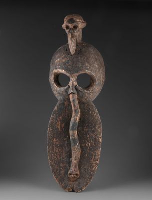 une image représentant un masque en bois orné d'un crâne