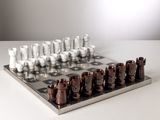 un échiquier posé sur une table, avec des pièces d'échecs dessus