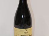 une bouteille de vin posée sur une table