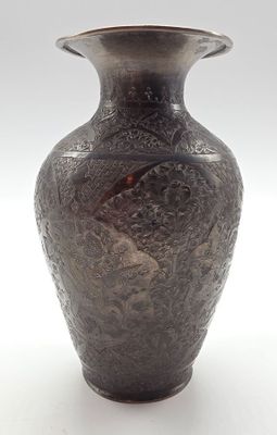 un vase posé sur une surface blanche