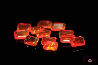 beaucoup de lumières rouges et jaunes dans l'obscurité