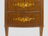 une image représentant un meuble en bois à deux tiroirs, orné d'un motif floral sur la façade