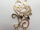 un gros plan d'un bracelet en or orné d'une fleur