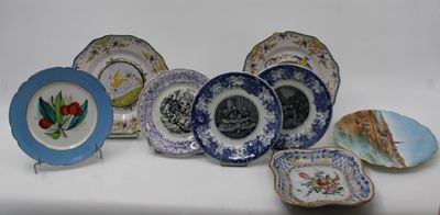un grand nombre d'assiettes posées sur une table