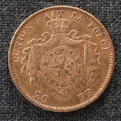Gros plan sur une pièce d'or ornée d'une couronne