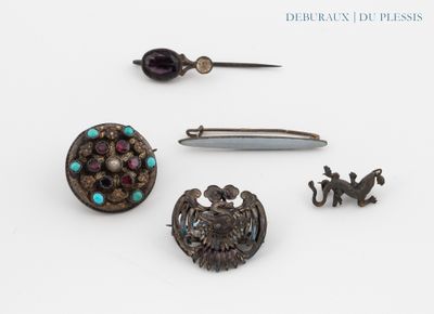 plusieurs types de bijoux sont présentés sur une surface blanche