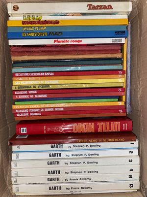 plusieurs livres empilés dans une boîte